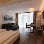 מלון דירות Arlberglife פרטנאו